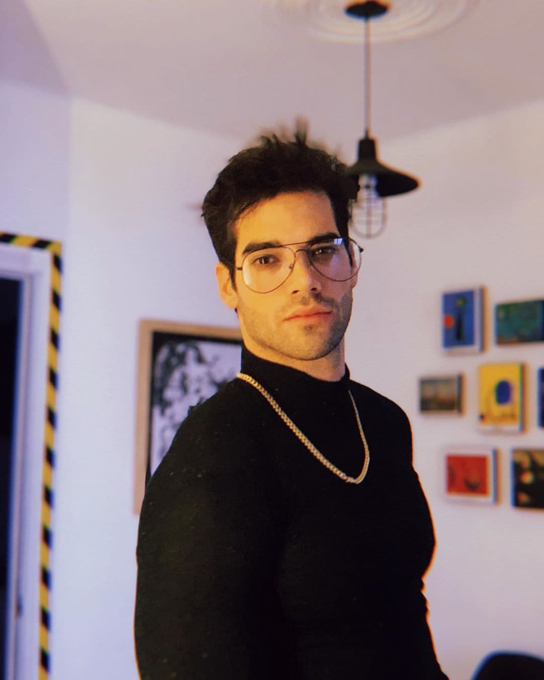 El cabello oscuro y la barba han formado parte importante de su look desde hace varios años, ¿qué te parece cómo se ve con lentes?