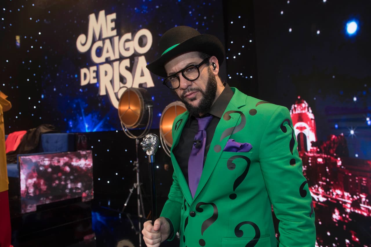 Se disfrazó de 'El Acertijo' en el especial de superhéroes y villanos.