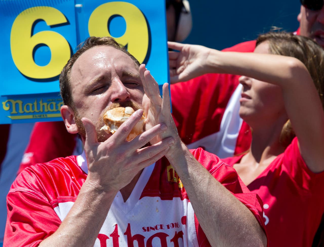 Joey 'Jaws' Chestnut devoró 70 perros calientes y de nuevo es campeón del 'Mustard Belt'