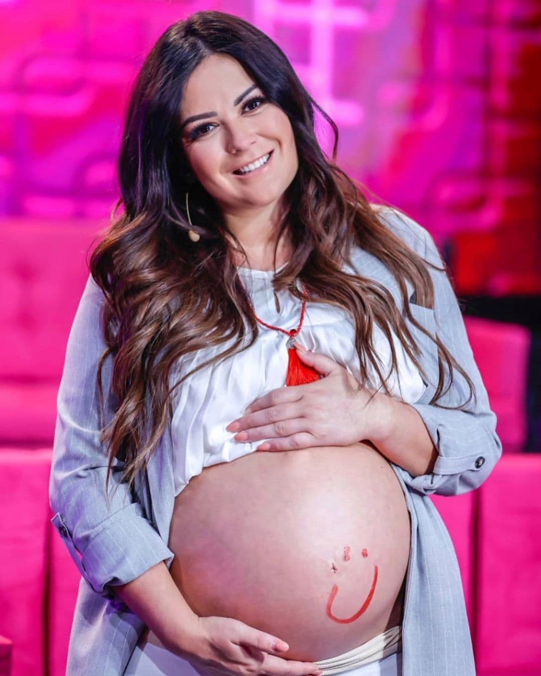 La vimos en la sexta temporada de Me Caigo de Risa con todo y su bodoque, hacinedo splits, jalando manteles con la boca, enchilándose y contando chistes de todo tipo, ¡hasta le hicieron un baby shower!