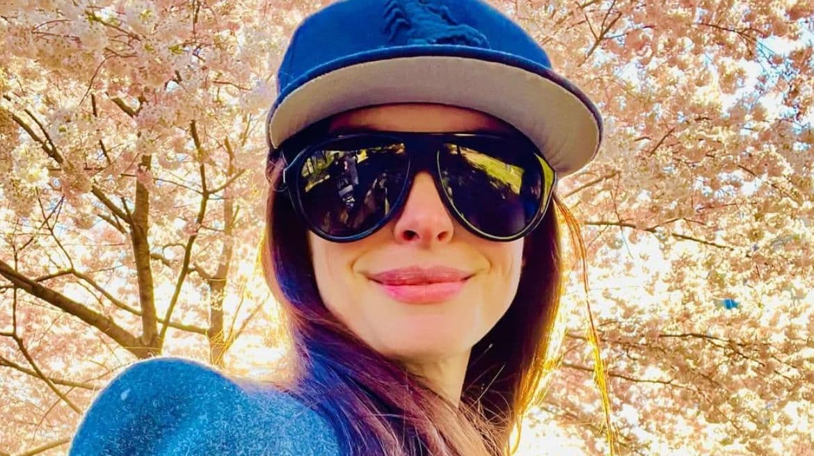 Anne Hathaway sufre aparatosa caída en plena grabación e impacta con su reacción