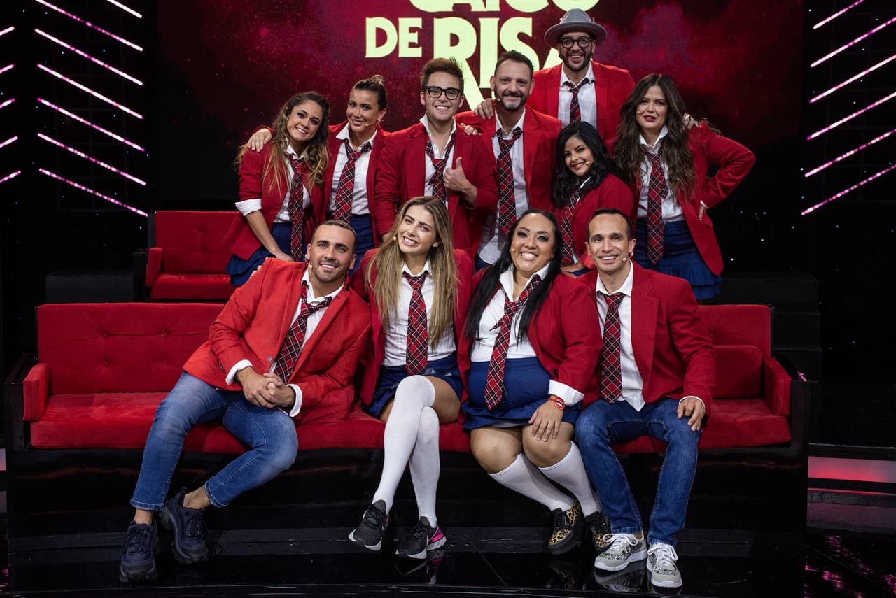 La séptima temporada de Me Caigo de Risa nos sigue sorprendiendo. Para el capítulo 24, la Familia Disfuncional usó los uniformes de Rebelde, ¡y vaya que se divirtieron!