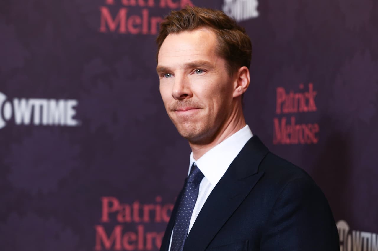 En 2005, Benedict estaba en Sudáfrica filmando la miniserie ‘To the ends of the earth’. En determinado momento, él y otras dos personas dieron un paseo y se les ponchó una llanta, por lo que debieron detenerse y fueron abordados por 6 delincuentes que los subieron a la parte trasera de otro vehículo. Utilizando su ingenio, el histrión les informó a sus secuestradores que debido a su problema de circulación podría tener un infarto, porque sufría una extraña condición en el corazón, por lo que fueron liberados.