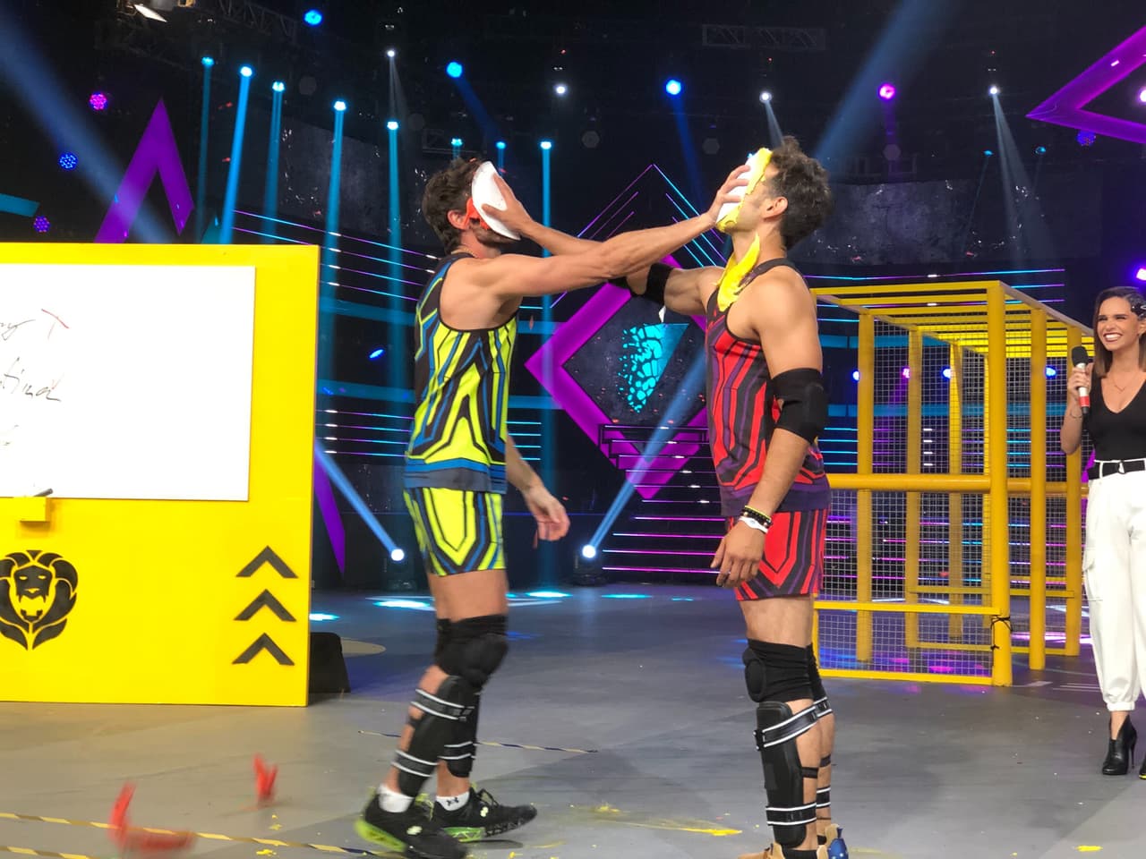 Un momento divertido fue cuando Pedro y Raúl recibieron el pastelero al mismo tiempo tras escribir (lo que se pudo entender) las respuestas a unas preguntas.