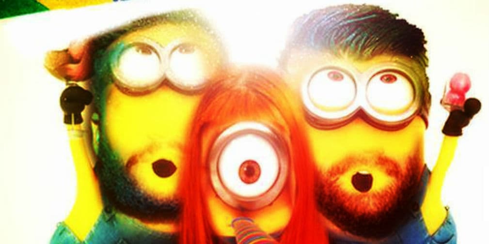 Paramore: Este trío alternativo es una versión muy colorida de los Minions.