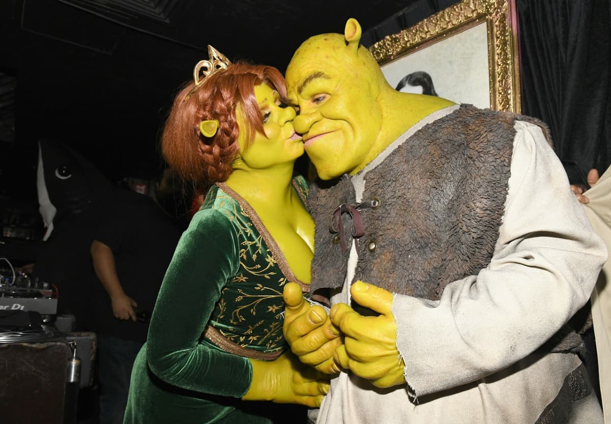Heidi Klum y Tom Kaulitz se disfrazaron de Fiona y Shrek en la fiesta de Halloween de la modelo.