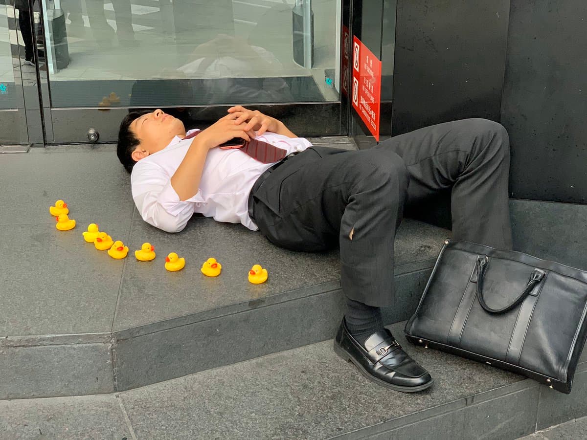 Japón es un país con una cultura laboral muy compleja. El esfuerzo de los trabajadores es amplio, por lo que los descansos son limitados. Así que los nipones aprovechan para dormir donde sea.