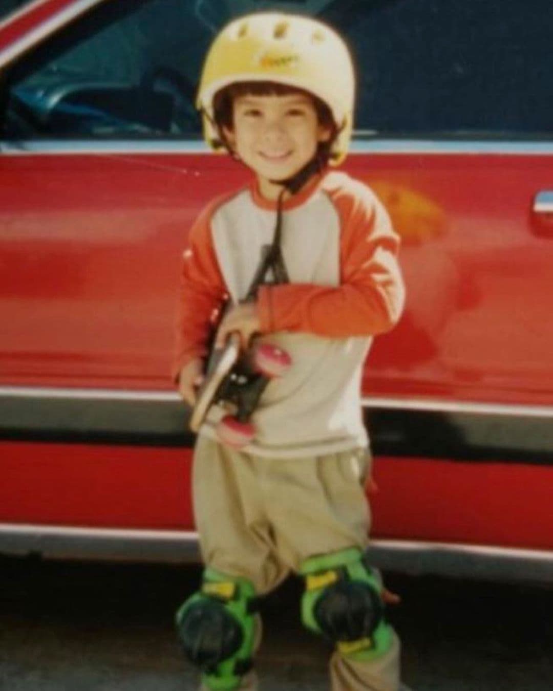 Desde pequeño es fanático de los deportes y esta foto que publicó en el día del niño lo demuestra.