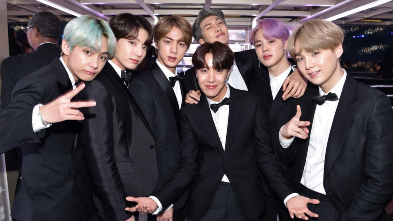 BTS, mientras tanto, se ha ganado el respeto de occidente. Tienen a toda una ARMY detrás de ellos y, por si fuera poco, se les ha visto en eventos de alto calibre como los Grammy.