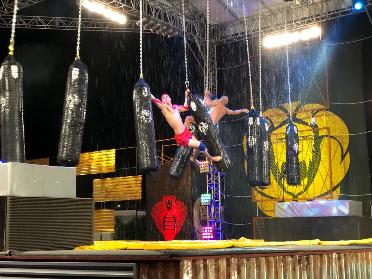 Dariana, Brandon y Luciana le dieron el punto a Cobras en Sacos Acuáticos.