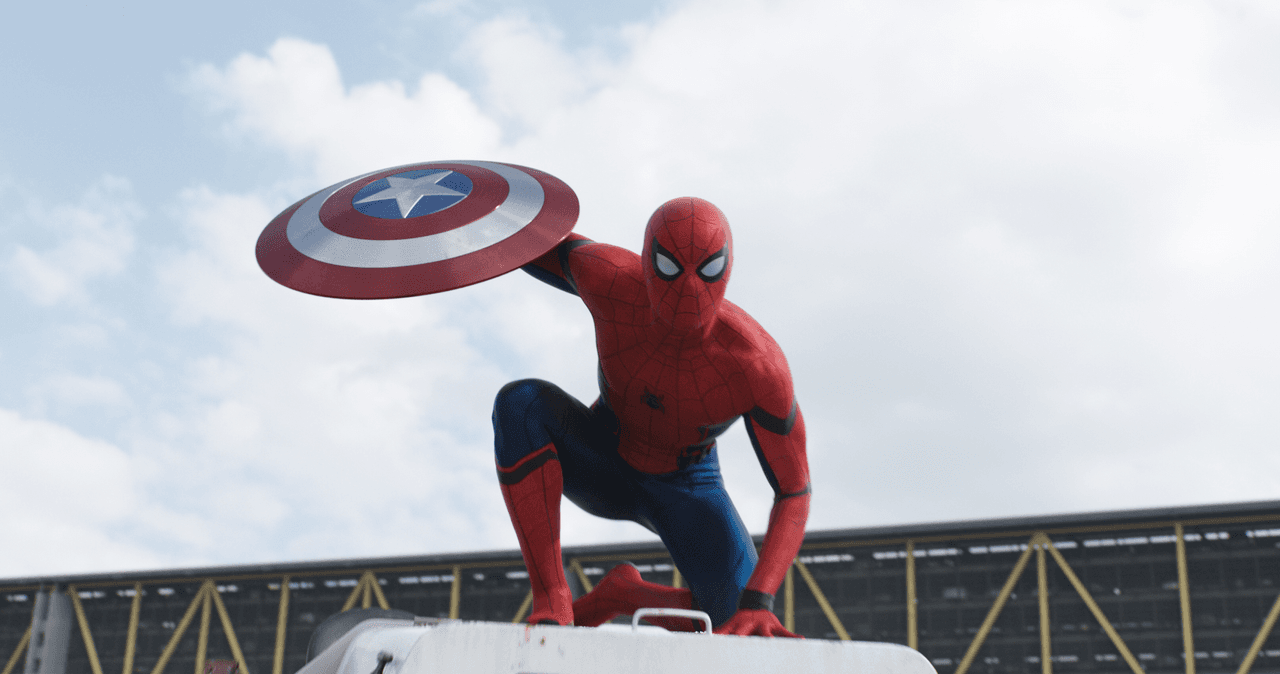 Con un atuendo más tradicional fue a tirarle paro a Tony Stark en Captain America: Civil War.