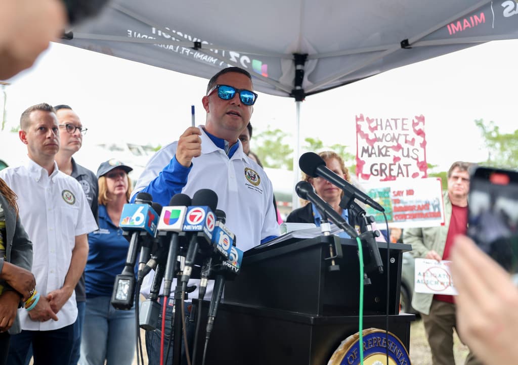 Congresistas de Florida inspeccionan las condiciones de los inmigrantes detenidos en Alcatraz de los Caimanes: ¿qué encontraron?
