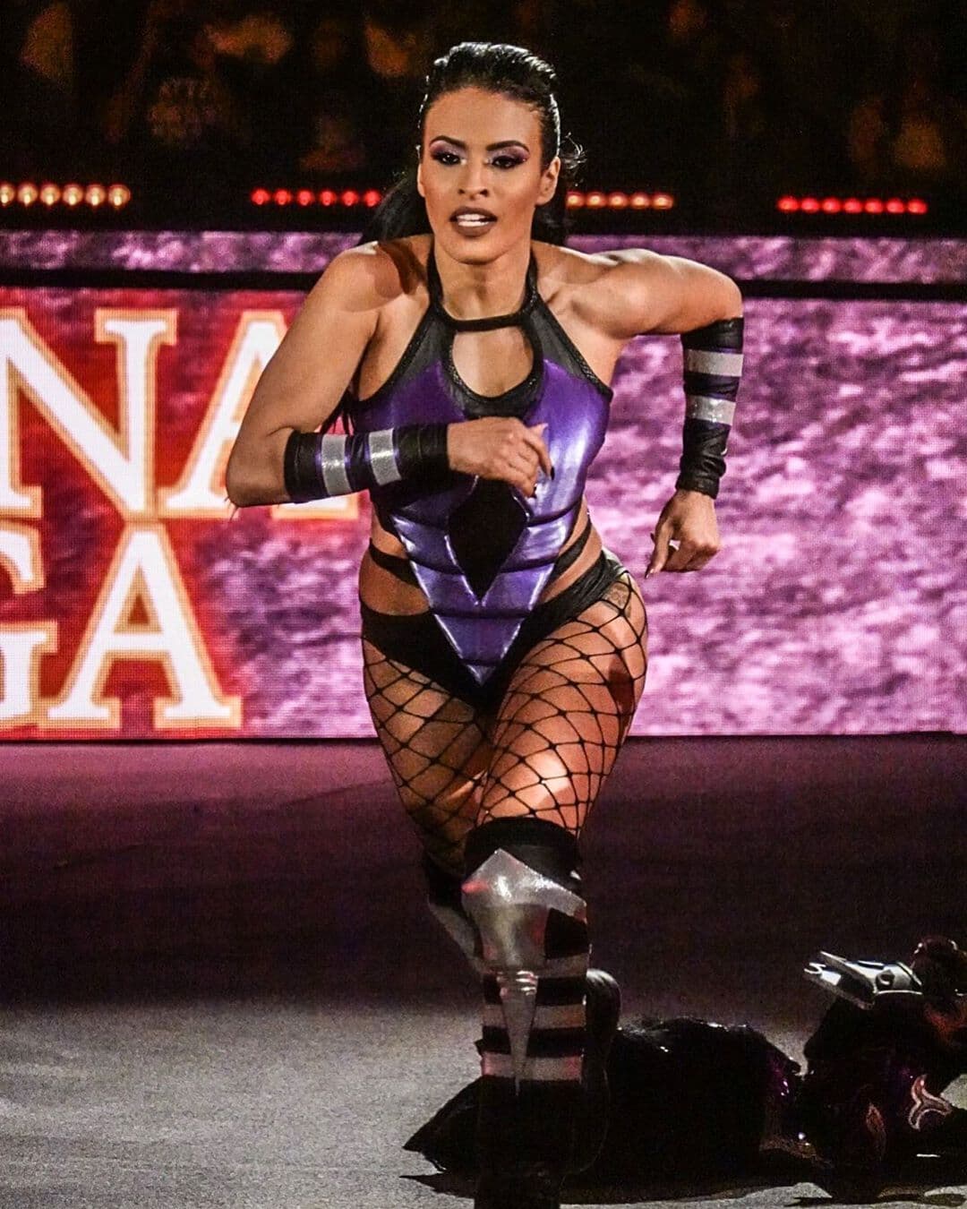 Incluso se subió al ring con un atuendo inspirado en Sindel, otro personaje inspirado en el Kombate Mortal.