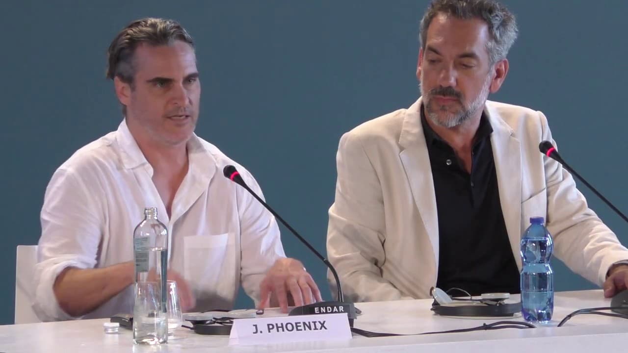 "¿El Joker de Heath Ledger? Es inalcanzable para cualquiera. Honraré su memoria. En el set fue como si estuviera a mi lado. Te amo Heath, amigo y hermano. Te extraño", declaró Phoenix ante la prensa en el Festival de Venecia.