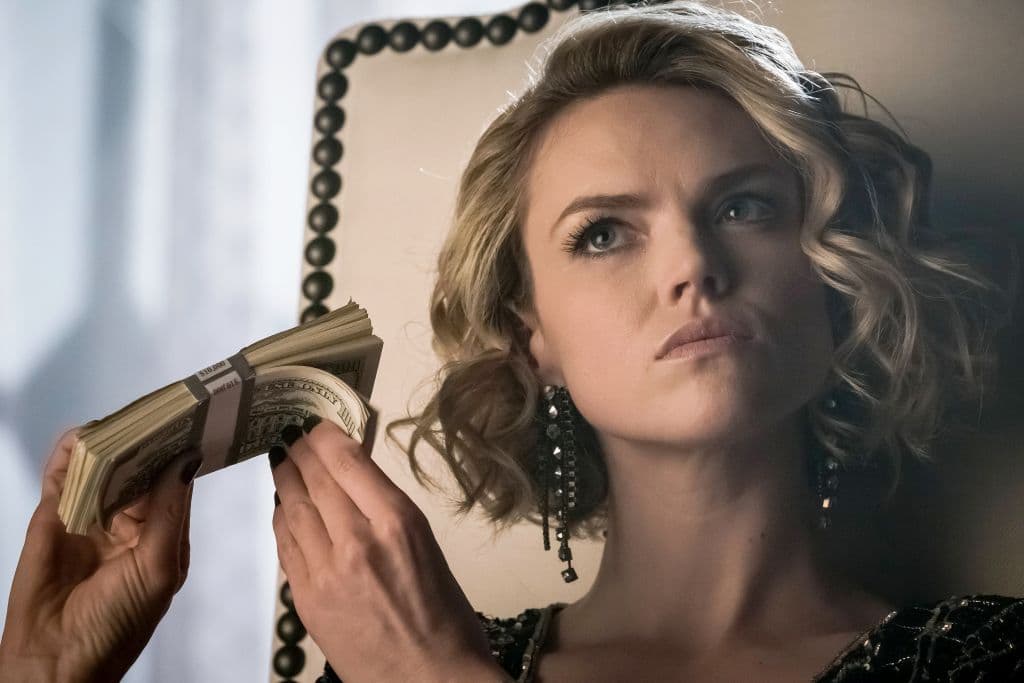 Bueno, al principio de la serie sí son pareja, pero ella pronto pierde la razón y la encierran en Arkham.