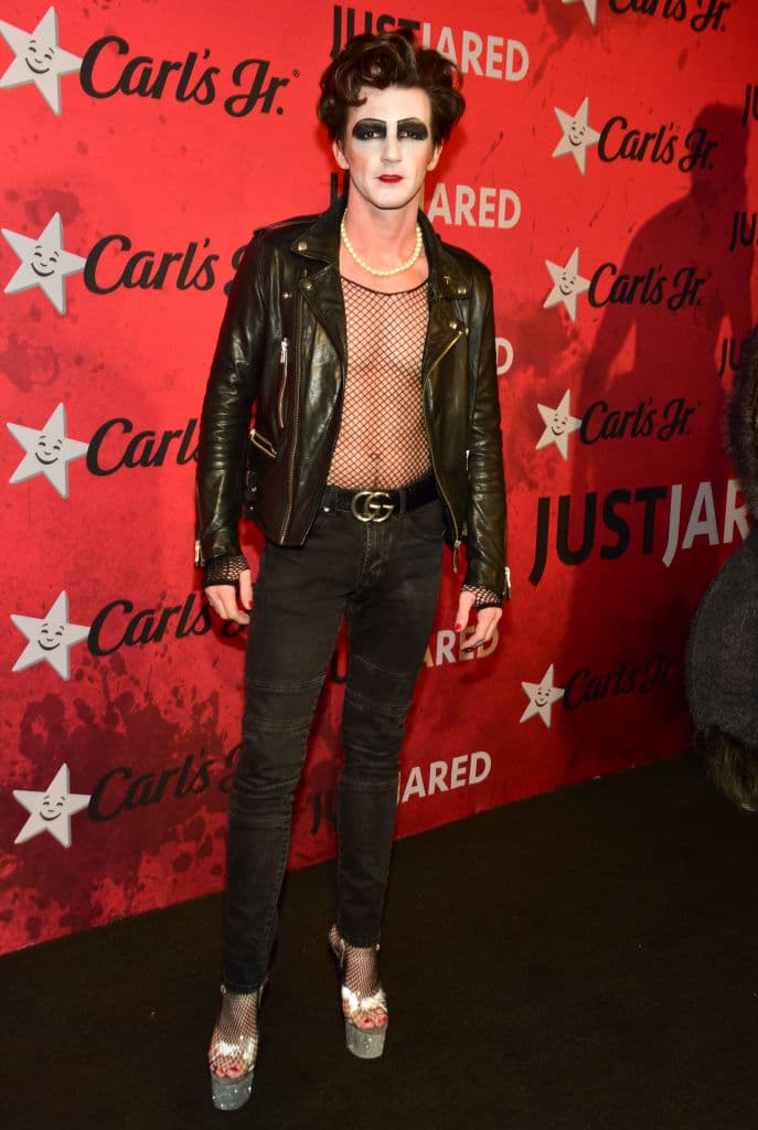 Para rematar, helo aquí en la fiesta de Halloween disfrazado como el protagonista de 'Rocky Horror Picture Show" y luciendo di-vi-na.