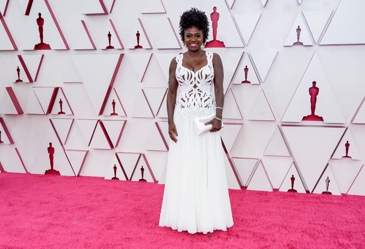 Viola Davis, quien ha sido parte de las películas de DC y en este año fue la nominada como mejor actriz por su papel en 
<i>Ma Rainey's</i> Black Bottom, llegó con un vestido blanco de Alexander McQueen.