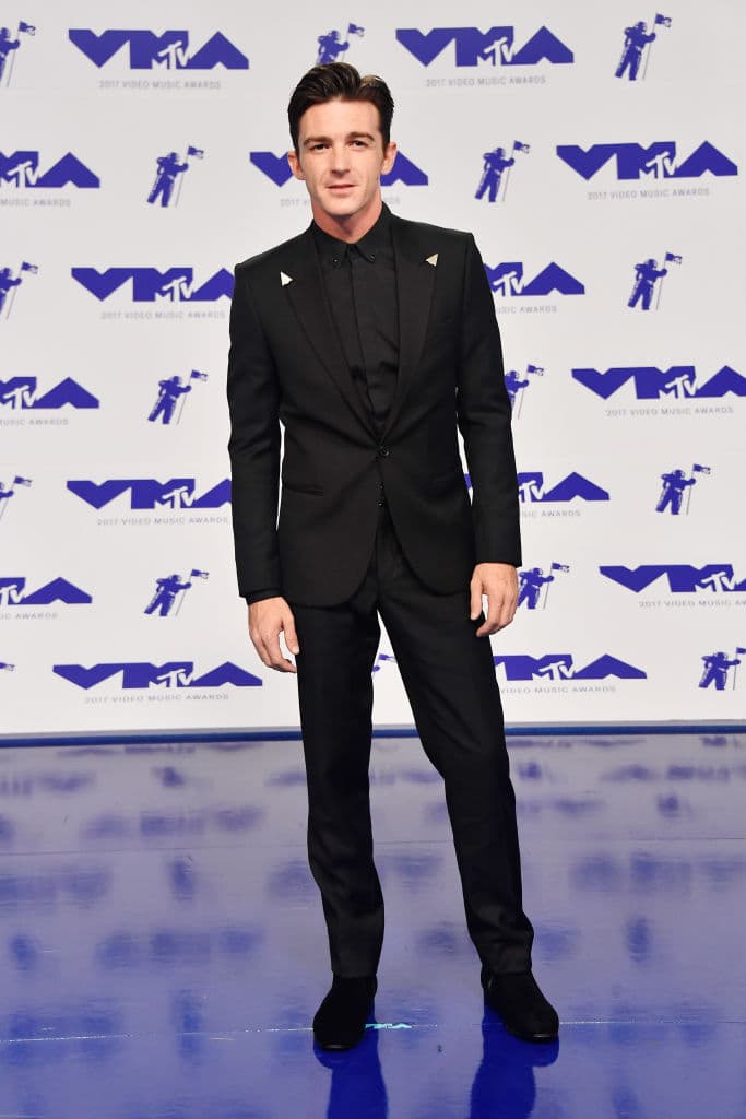 El actor puede ser muy formal y se viste para la ocasión.