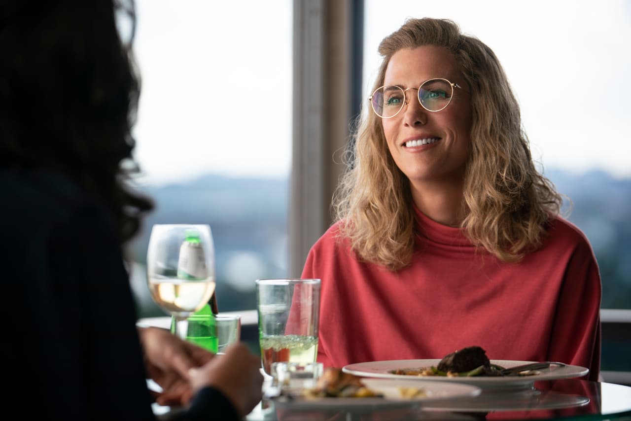 Kristen Wiig es Bárbara Minerva, quien luce un cambio radical y lo vemos a través de su ropa.