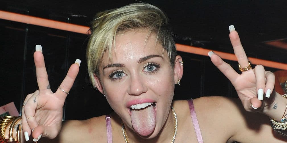 1. Miley Cyrus: La polémica lengua de esta cantante tiene un valor de 1 millón de dólares.