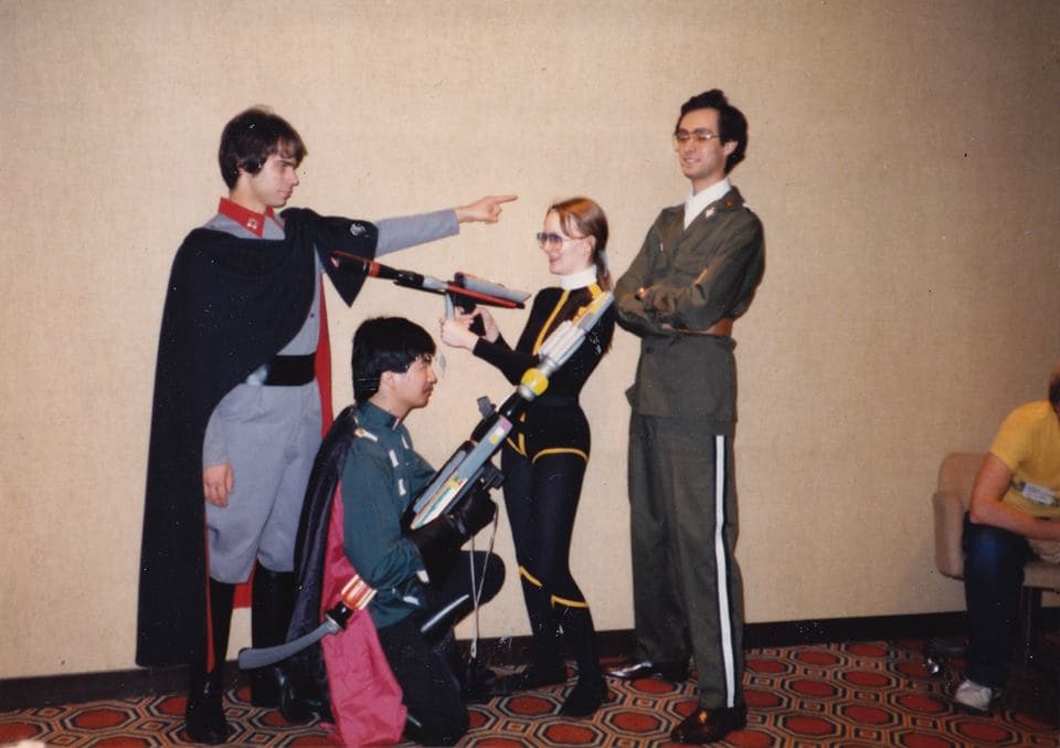 ¿Cómo era el Cosplay en el pasado? Esta galería quizá te sirva como ejemplo. Se trata de la Worldcon de 1983. Sí, una convención de ciencia ficción celebrada en Baltimore, Estados Unidos, hace 35 años. James Kaposztas, quien estuvo presente, compartió una sesión de fotos entre diversos cosplayers asistentes.