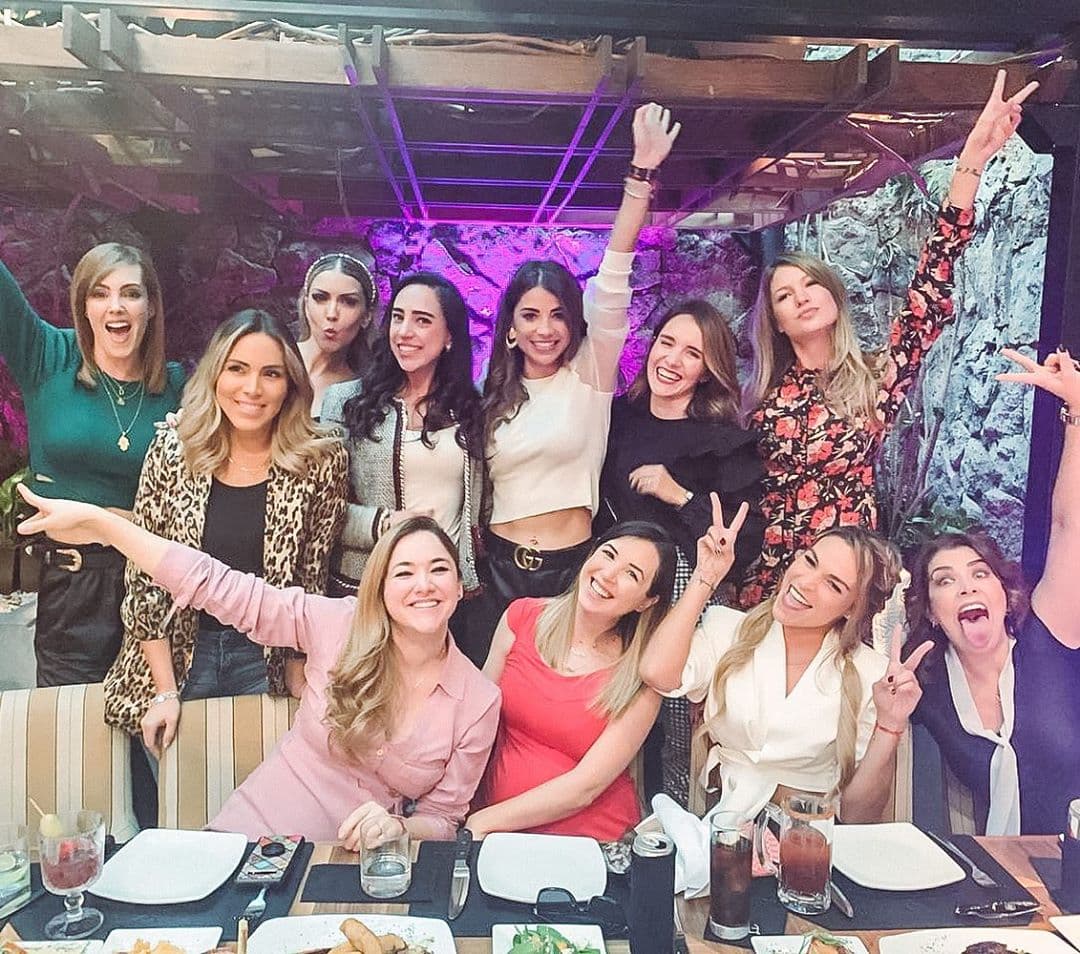 Tiene muchas amigas dentro del medio artístico como Sherlyn, Fátima Torre, Jenny García, Lisset y más.
