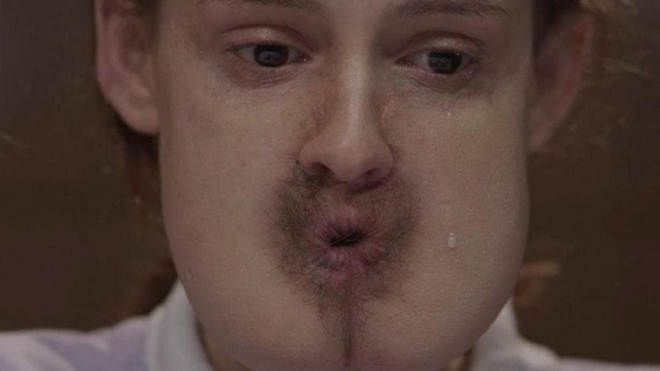 Pieles (2017): Eduardo Casanova retomó personajes de sus cortos para unirlos bajo un mismo eje temático. "Pieles" está llena de personas que tienen una característica física sobresaliente, desde la chica que tiene un recto donde debería estar su voca, un chico que quiere quitarse la pierna, entre otros casos peculiares. Humor involuntario y una estética cargada distinguen esta película.