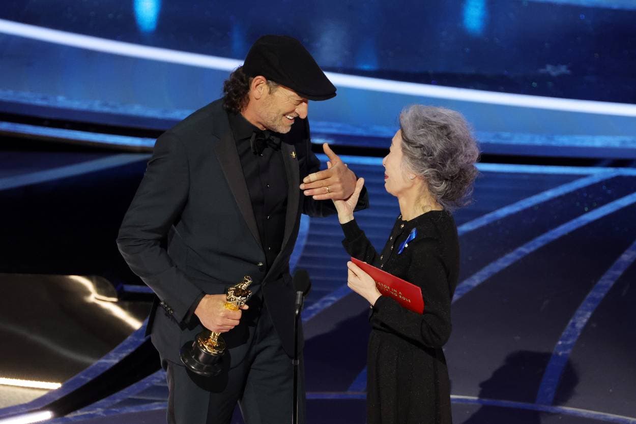 Troy Kotsur aceptó su premio Oscar como 'Mejor actor de reparto' de la actriz Youn Yuh-jung.