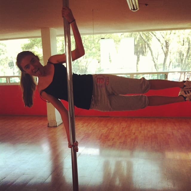 Esta fotografía, en la que aparece practicando pole dance, fue la primera que subió a su cuenta de Instagram en diciembre de 2013.