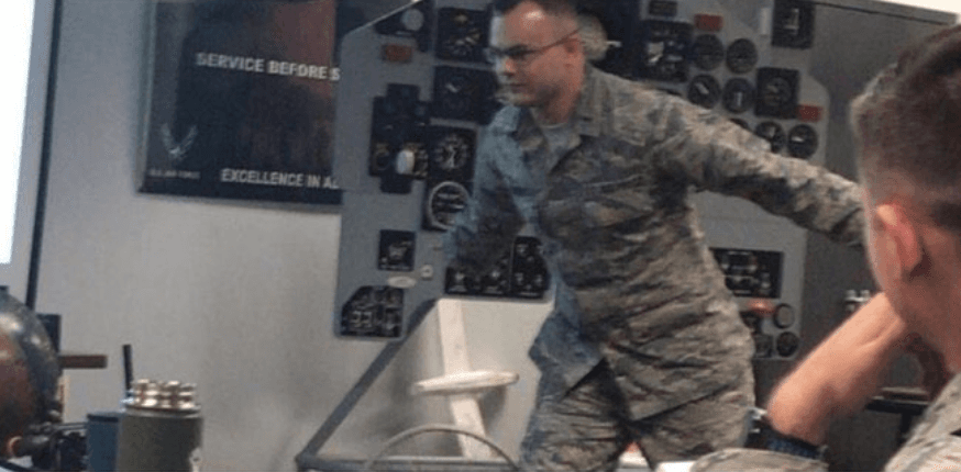 El planear una invasión masiva al Área 51 ya de por sí es muy extraño. Que lo intentaran corriendo como Naruto, obligando al Ejército de Estados Unidos a analizar la técnica, ya lo hace una exquisitez.