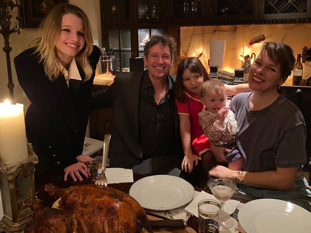 La pareja tiene tres hijas: Ever Anderson (3 de noviembre de 2007), Dashiel Edan (1 de abril de 2015) y Osian Lark Elliot Anderson (2 de febrero de febrero de 2020).