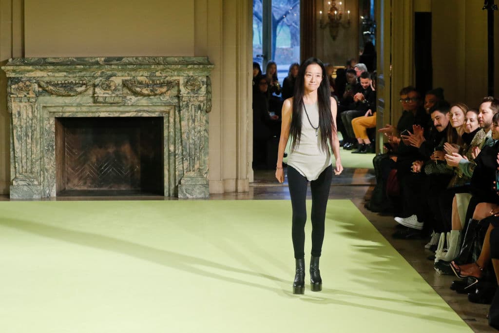 Vera Wang diseñó los vestidos de novia que se ven en la tienda de Elizabeth en Londres.