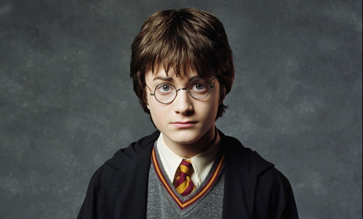 'La Cámara Secreta' comenzó a grabarse 3 días después del estreno de la primera cinta, por lo que no se nota tanto el crecimiento drástico de los actores entre las dos películas. Aquí Harry Todavía se veía como un niño.