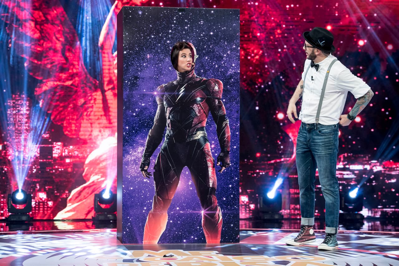 Mariazel tenía que adivinar qué superhéroe era