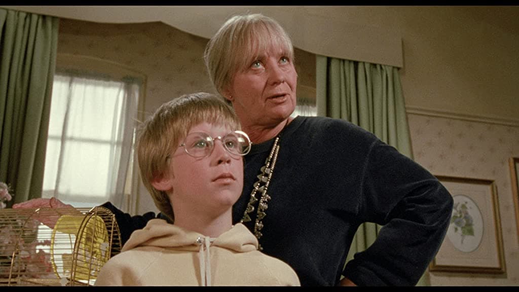 En el libro, la abuela es una cazadora de brujas retirada que perdió su pulgar izquierdo durante un encuentro con una bruja, mientras que en la película la señora le dice a Luke que perdió su dedo meñique izquierdo.