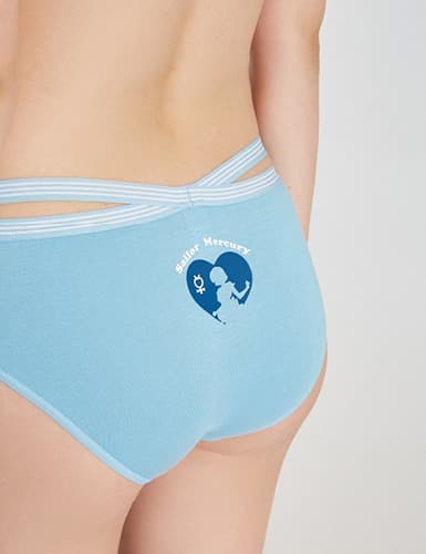 La inocente y tierna Sailor Mercury inspira sensual lencería.