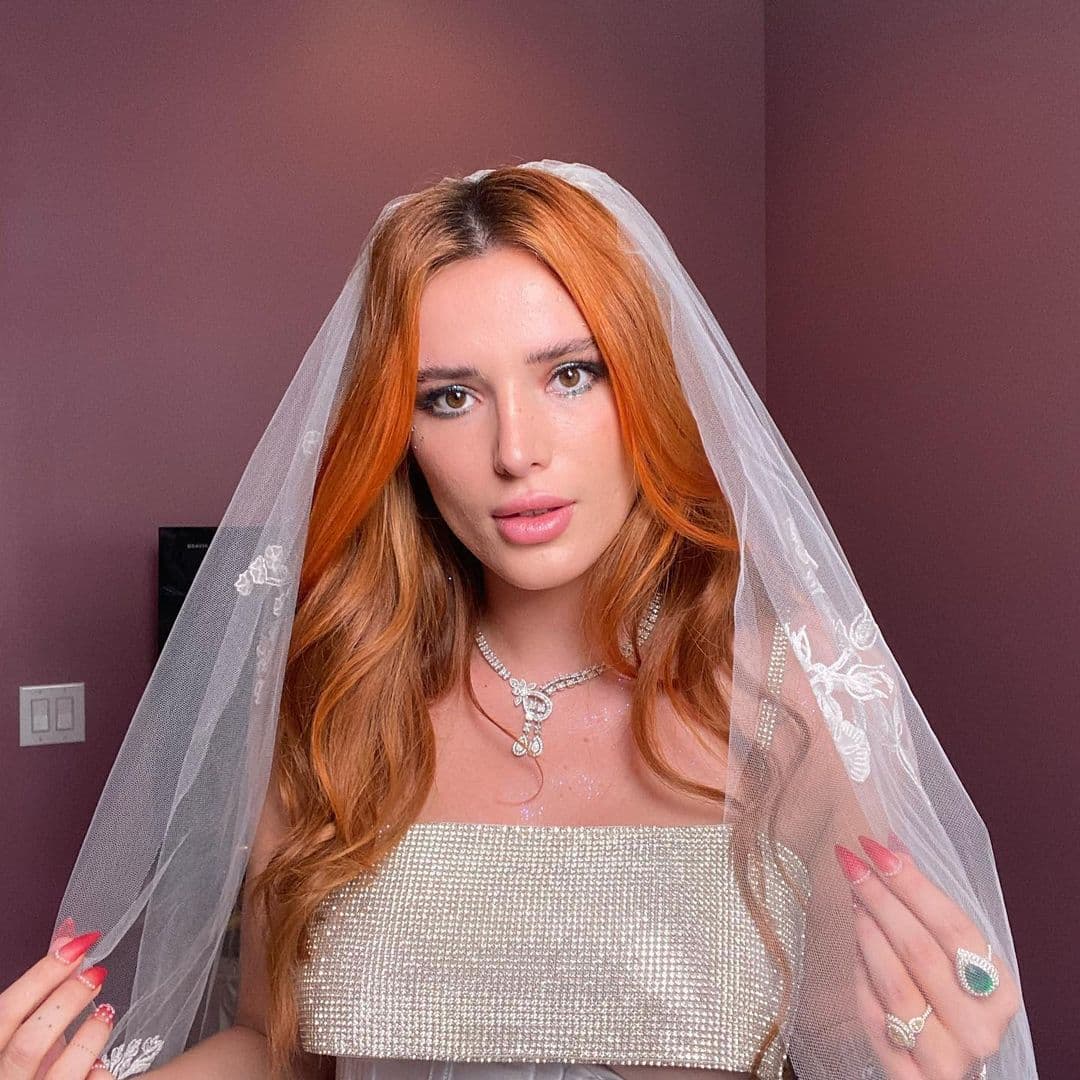Bella Thorne se roba a la novia en nuevo video y enfurece con Youtube por censurarla