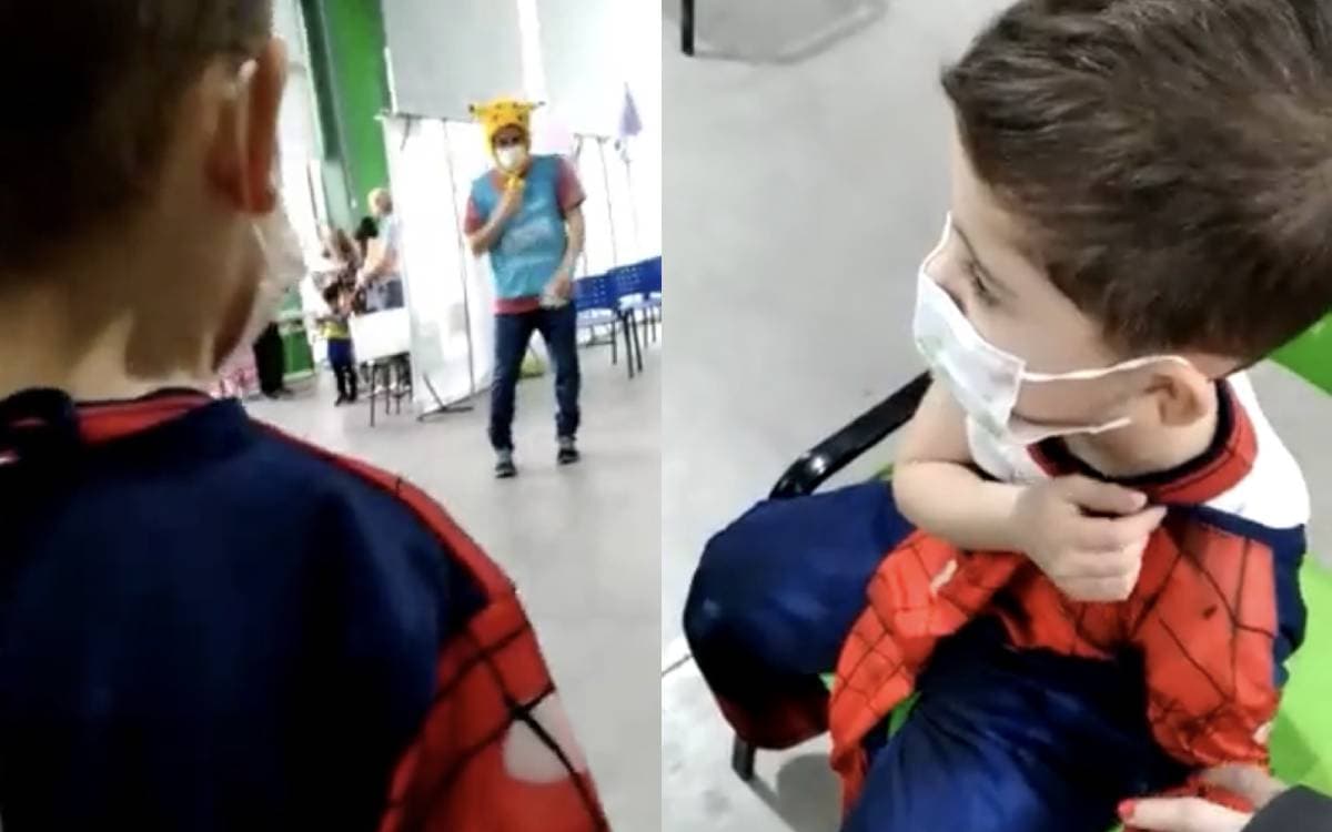 Niño se viste de Spider-Man para recibir su vacuna contra Covid