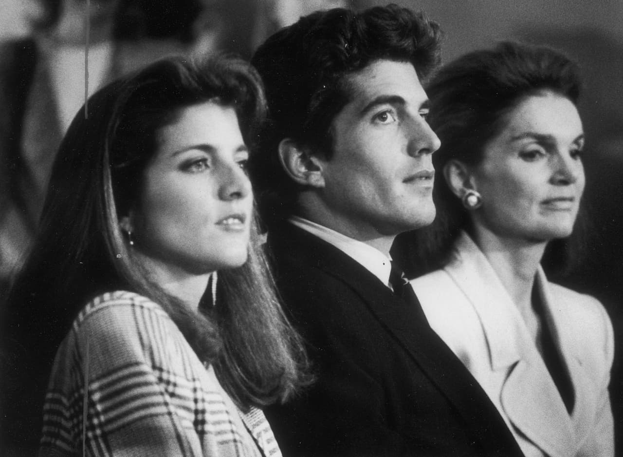 John F. Kennedy Jr., apasionado de la aviación, falleció en julio de 1999 en un accidente aéreo a 12 kilómetros del punto de aterrizaje.