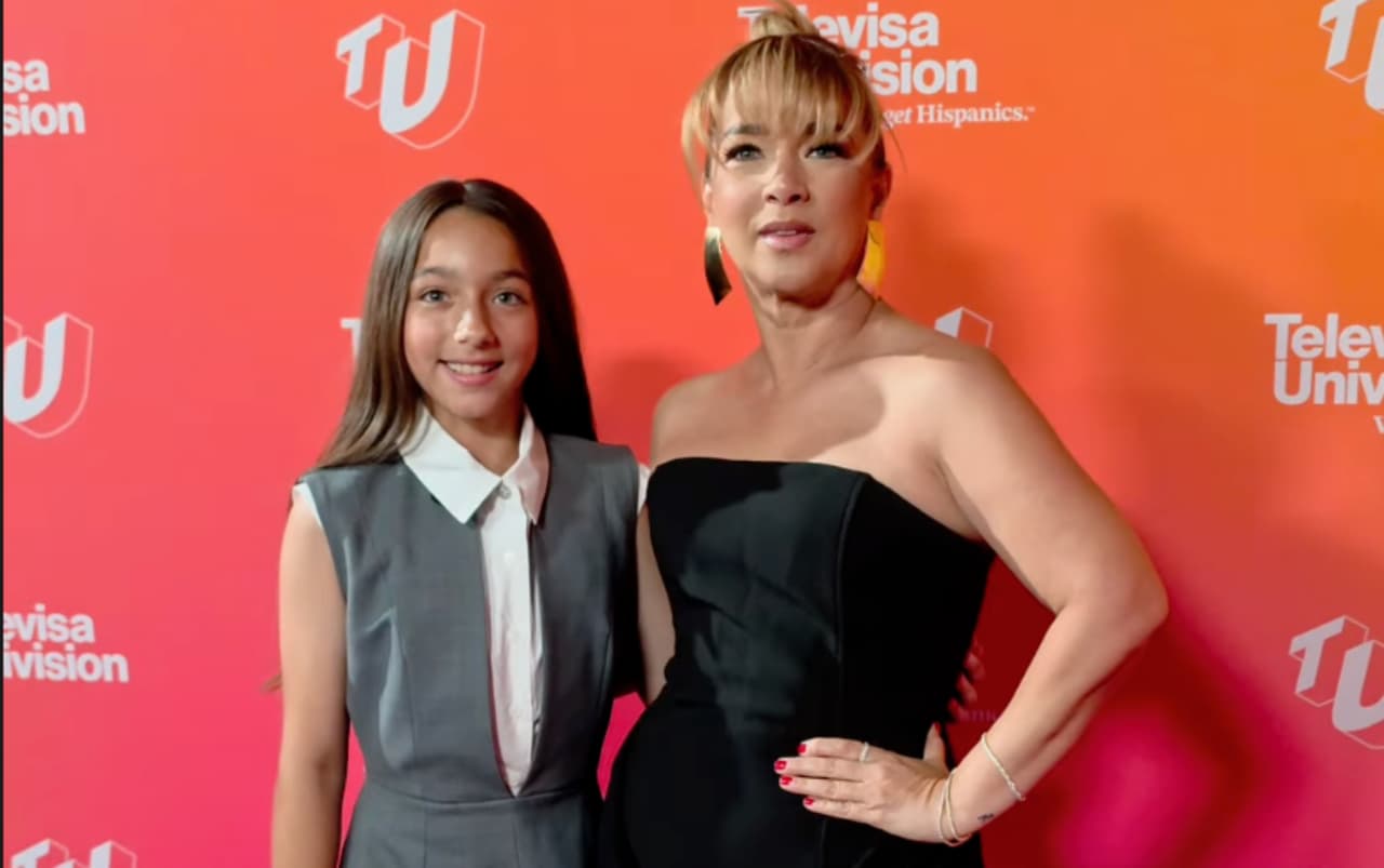 Hija de Adamari López debuta como entrevistadora en el Upfront de TelevisaUnivision; ¿seguirá los pasos de su mamá? 