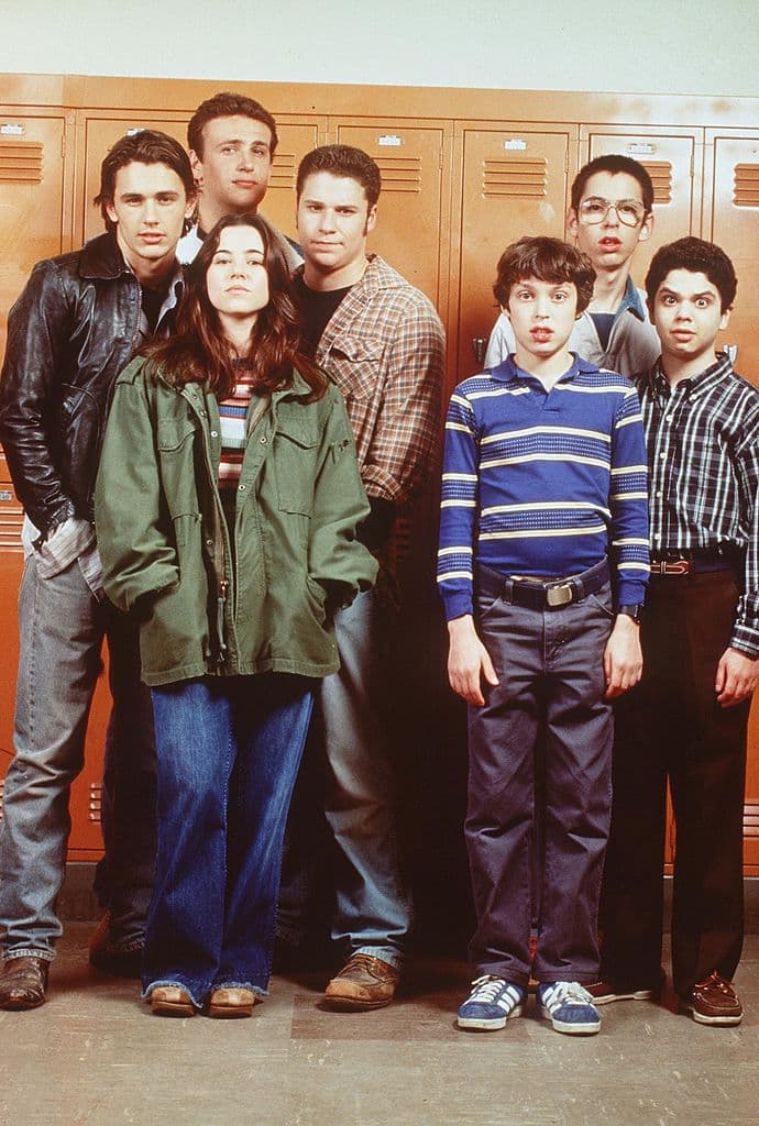La aclamada 'Freaks and Geeks' (1999-2000) se desarrolla en la década de 1980, en McKinley High, donde hay dos grupos diferentes de adolescentes, los Freaks con el genial y carismático Daniel Desario y Lindsay Weir (Cardellini) y los Geeks con el tímido hermano menor de Lindsay llamado Sam, el gentil Bill Haverchuck y el autoproclamado galán Neal Schweiber. El programa narra problemas normales de adolescentes, incluyendo aceptación, drogas, consumo de alcohol y acoso escolar. La serie de Paul Feig tuvo las actuaciones de James Franco, Seth Rogen y Jason Segel.
