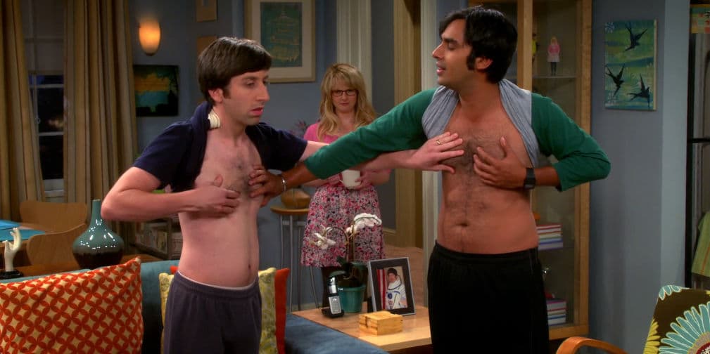 8. Emborráchate para ligar: Rajesh Koothrappali nos enseña que las mujeres no son un problema cuando hay alcohol cerca.