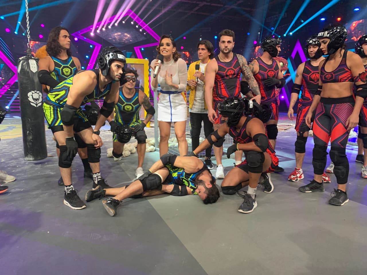 En ese reto fue en el que el coach de las estrellas cayó y se lastimó la rodilla.