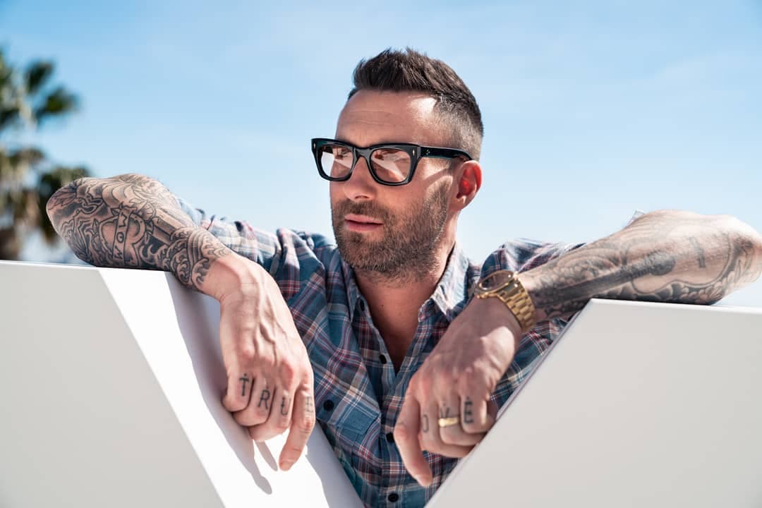 Adam Levine. Supuestamente ella salió brevemente con el vocalista de Maroon 5.