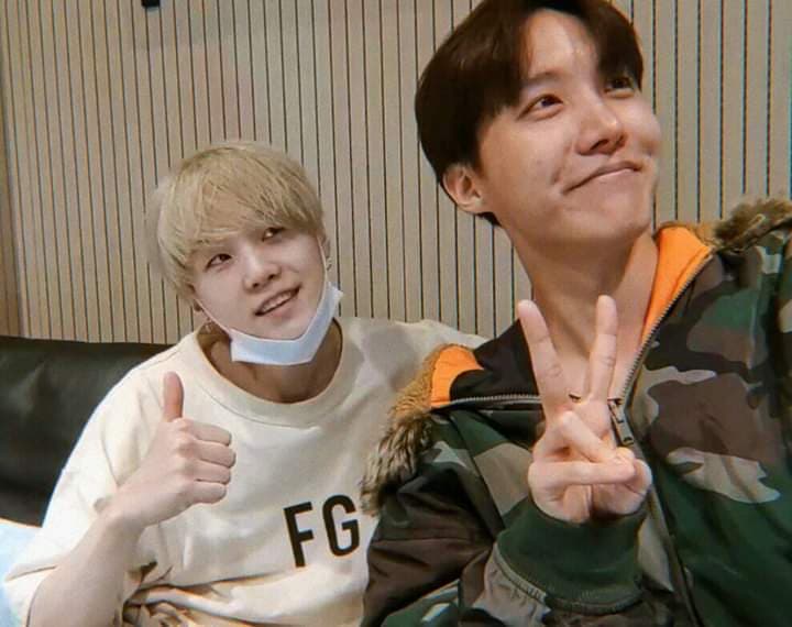 Más que una broma, Suga y Hope de BTS incendiaron internet con una transmisión en línea.