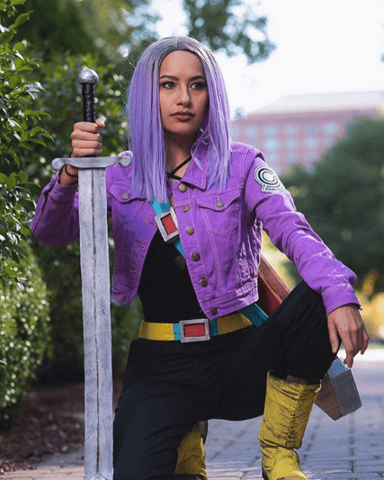 Monse Cabral es una cosplayer mexicoamericana. Es fan de la serie Dragon Ball y ha retratado a varios personajes.