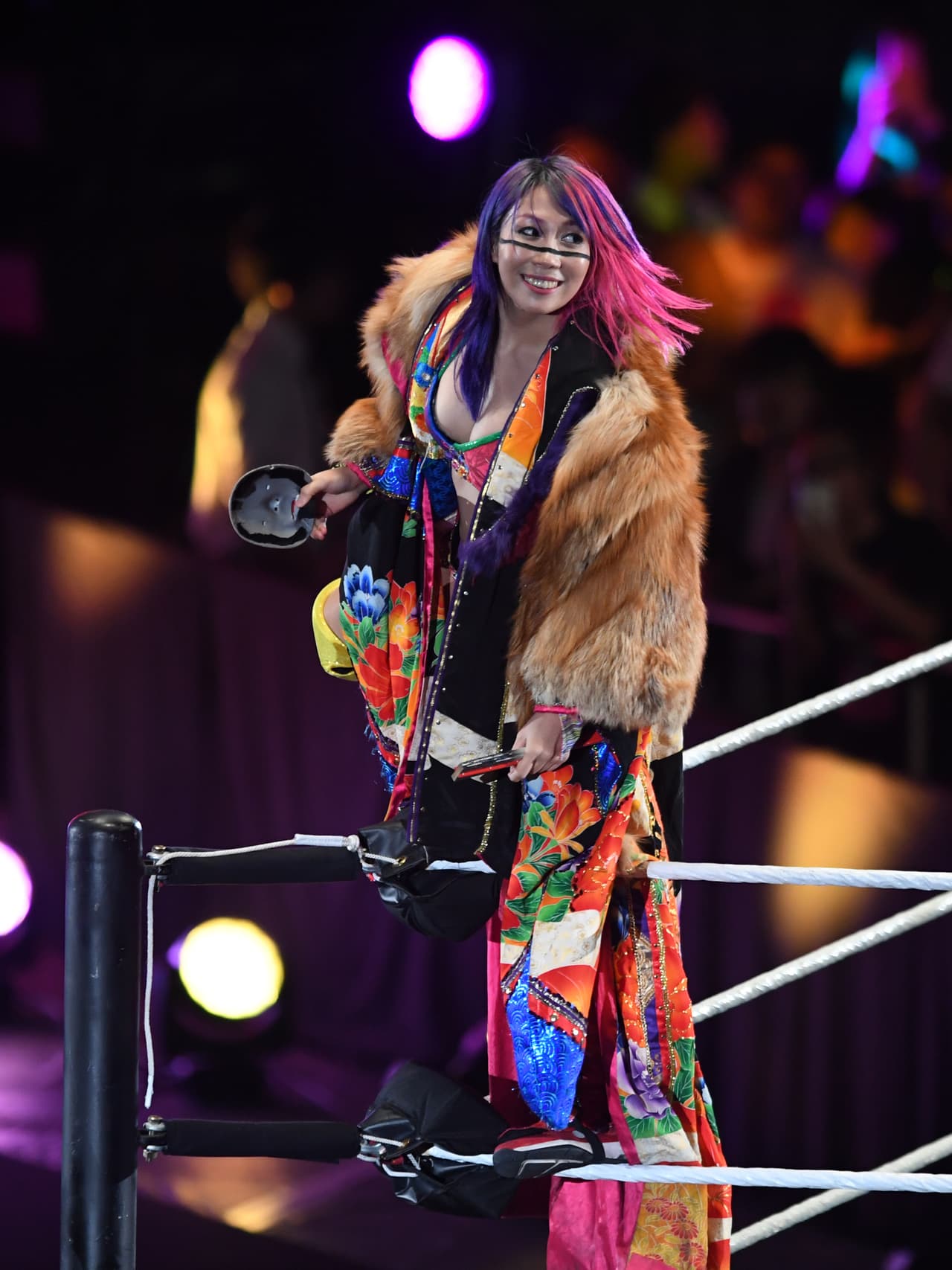 Asuka, la campeona de WWE, prueba dulces mexicanos