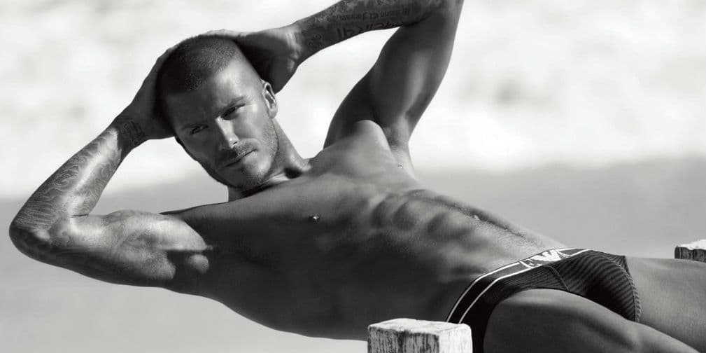 2. David Beckham: Es considerado el jugador más sexy de Inglaterra. Su físico y atractivo son irresistibles.