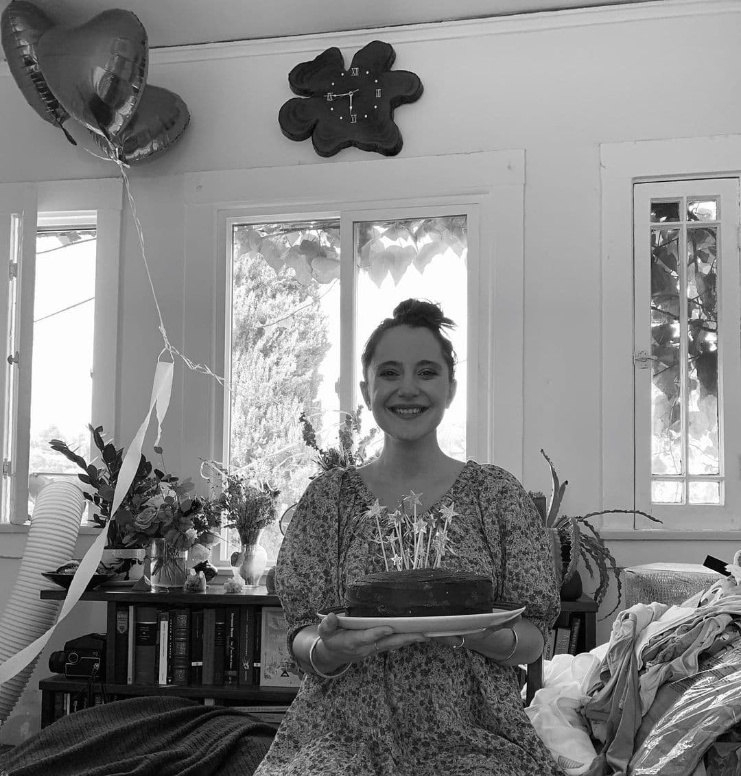 A través de Instagram, la actriz ha documentado su embarazo, incluso compartió algunas imágenes de un baby shower que tuvo con sus amigos a finales de agosto de este año.