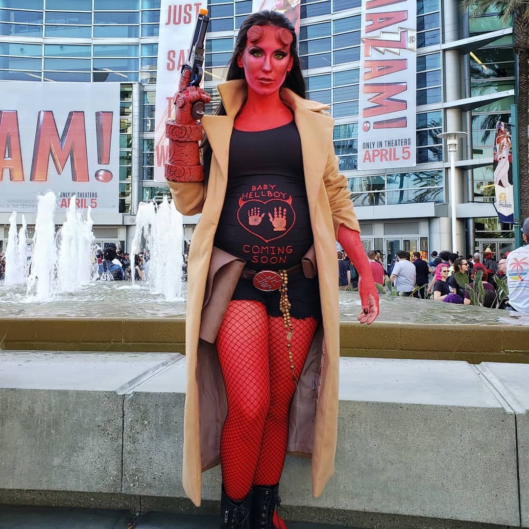 Para la Wonder Con de 2019, esta cosplayer hizo su versión femenina de Hellboy, usando su embarazo para complementar su traje, , ¿qué te pareció?